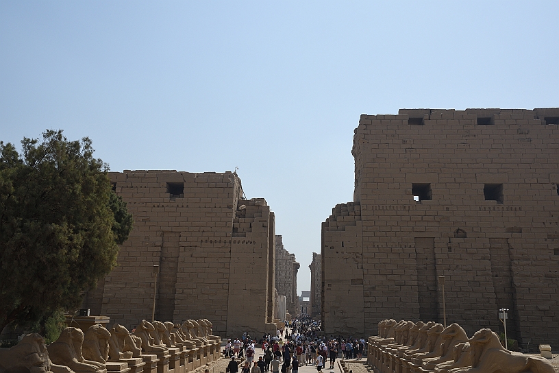 09 MAK_6085.jpg - Si entra nel tempio.